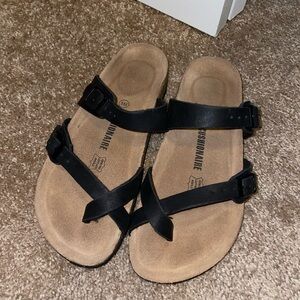CUSHIONAIRE Women's Black Adjustable Buckle
Birkenstock Sandals Size 8